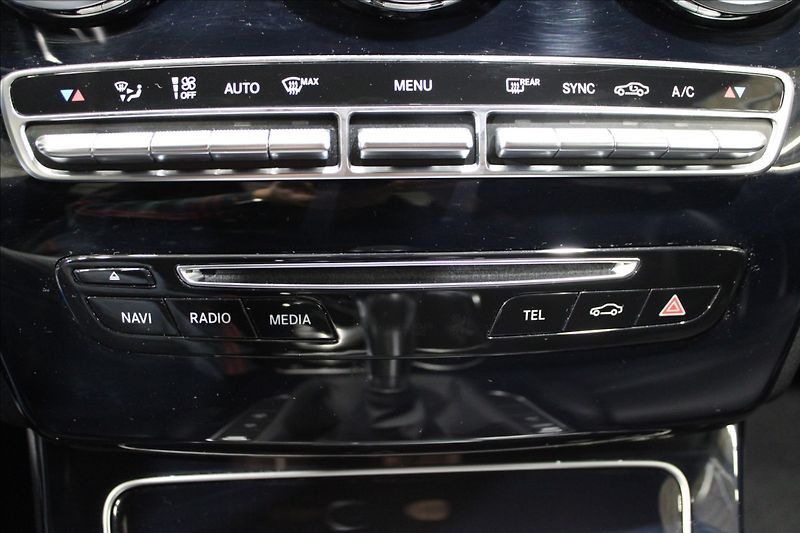 Mercedes-Benz Třídy C 1,6 200d AMG line - fotka 27 z 35