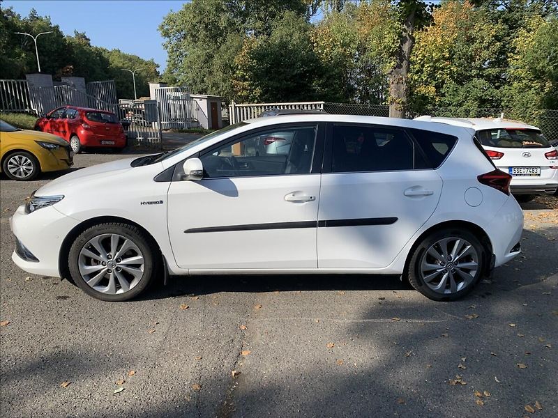 Toyota Auris 1,8 HYBRID 1.MAJ.,ČR,SERVISKA - fotka 8 z 20