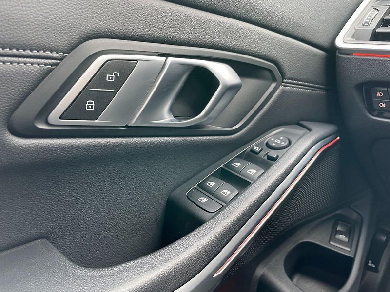 BMW Řada 3 (2020) Com. 318d 110kW Sport! - fotka 38 z 45