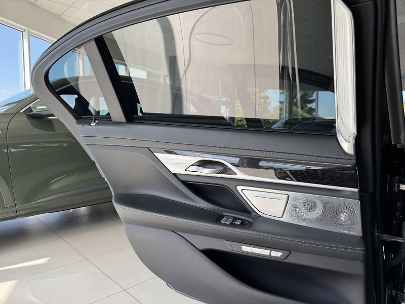 BMW Řada 7 M760 Li xDrive*Nový Motor*DPH - fotka 39 z 48