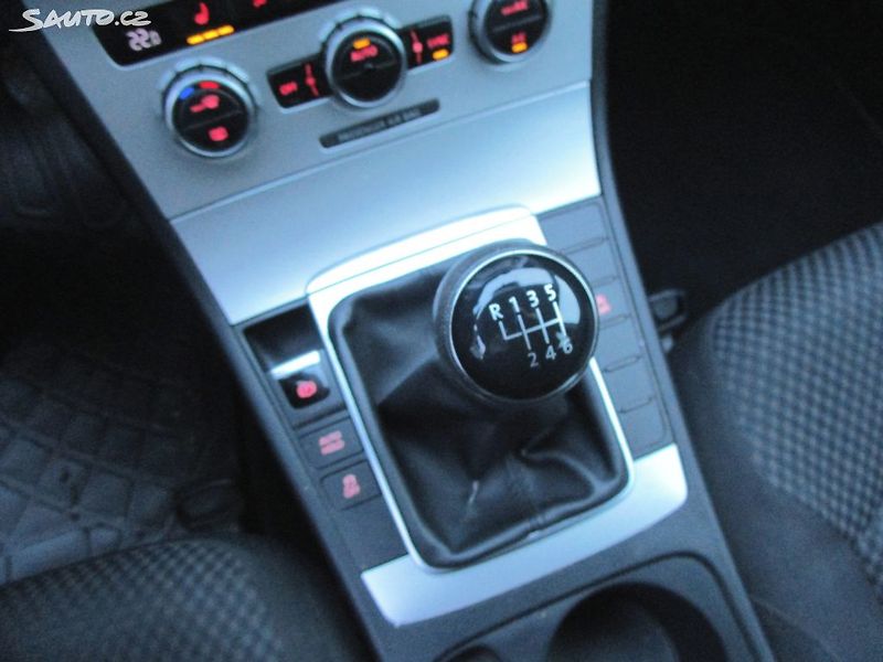 Volkswagen Passat 1,6TDI-77KW- 6-RYCHLOSTÍ - fotka 15 z 22