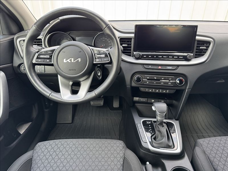 Kia Ceed 1,5 T-GDi Spin DPH 1.maj ČR - fotka 25 z 50