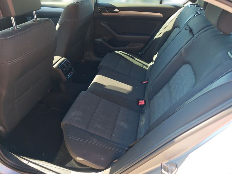 Volkswagen Passat 2,0 TDI 110 Business - fotka 7 z 11
