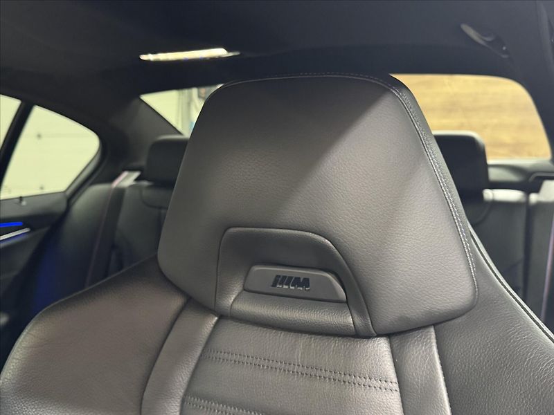 BMW Řada 5 M550i xDRIVE LASER HUD - fotka 25 z 31