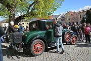 Automobiloví a motocykloví veteráni se vydali v neděli na tradiční jízdu Ze zámku na hrad. Start byl na Horním náměstí v Přerově, kde si lidé užili bohatý program.