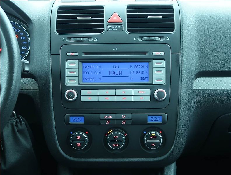 Volkswagen Jetta (2008) 1.6, Tempomat - fotka 12 z 15