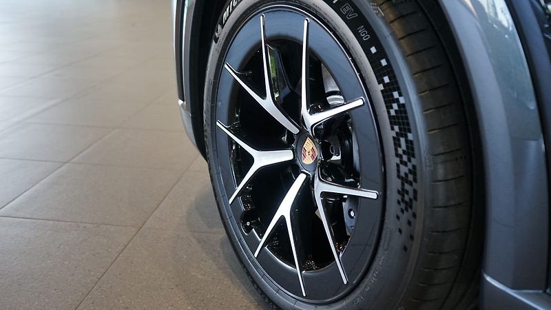 Porsche Cayenne Electric 360 Pano Display spol - fotka 4 z 9