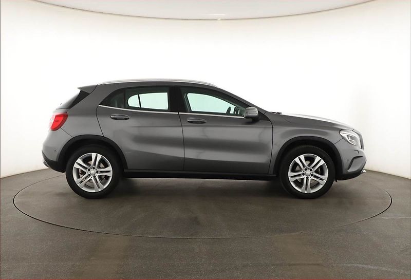 Mercedes-Benz GLA (2016) 200 CDI 4MATIC, 4X4 - fotka 6 z 18