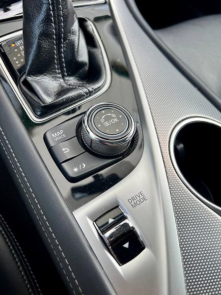 Infiniti Q50 (2014) REPREZENTATIVNÍ SEDAN TOP VÝBA - fotka 17 z 29