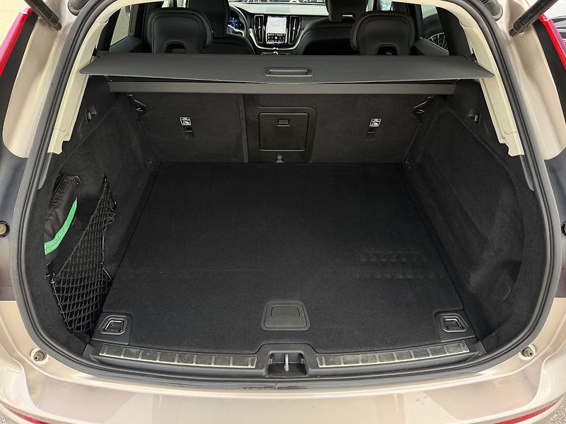 Volvo XC60 PLUS Bright B5 AWD - fotka 15 z 24