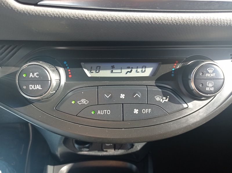 Toyota Yaris 1.5 Hybrid/Kamera/1MAJ/74kW - fotka 31 z 34
