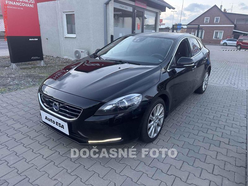 Volvo V40 (2015) 2.0 D3, AC, tempo, park.asist - fotka 1 z 3