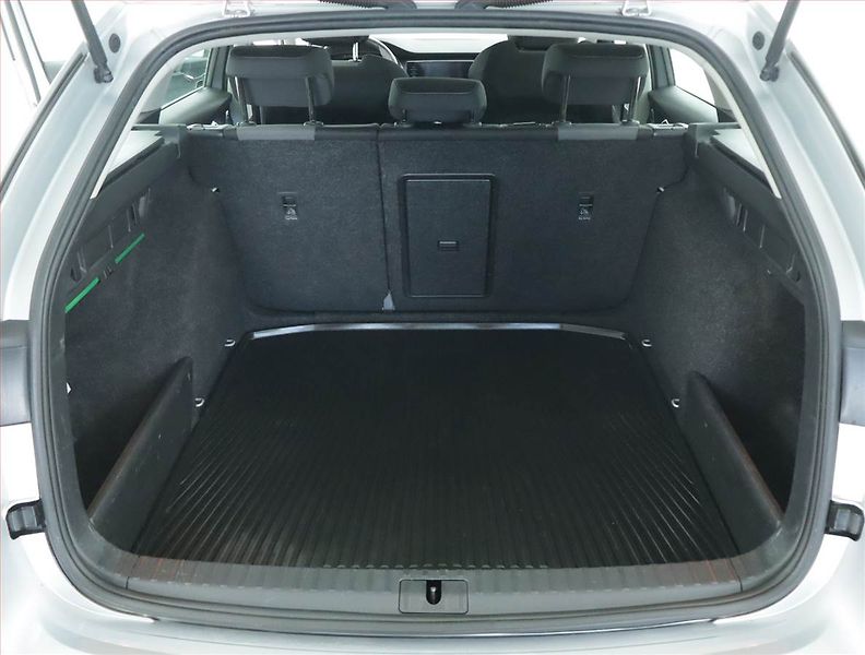 Škoda Octavia (2023) Ambition 2.0 TDI, ČR,1.maj - fotka 13 z 15