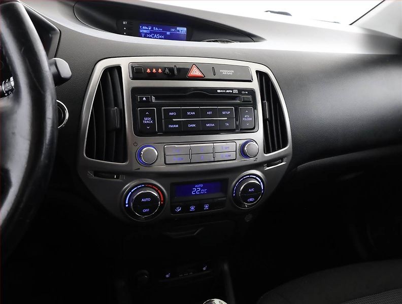 Hyundai i20 (2012) 1.2, Serv.kniha, Tempomat - fotka 10 z 17