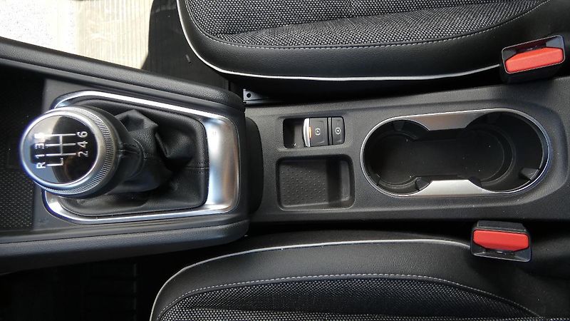 Renault Captur 1,3  TCe 140 Techno - fotka 17 z 22