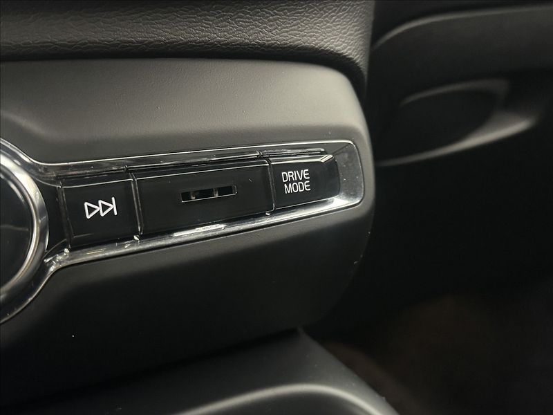 Volvo XC40 2,0 D3 AUTOMAT VÝHŘEV TAŽNÉ - fotka 22 z 41