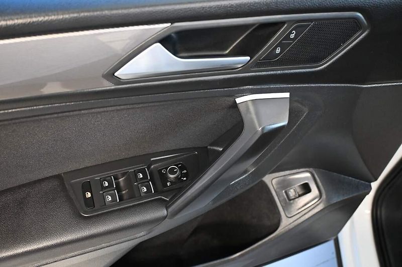 Volkswagen Tiguan Allspace (2023) 2.0 DSG LED 7Míst ACC Virtual - fotka 23 z 32