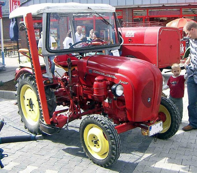 Porsche vyráběl také traktory. Na snímku je Porsche Junior Diesel na zemědělském festivalu Mathaisemarkt v roce 2015.