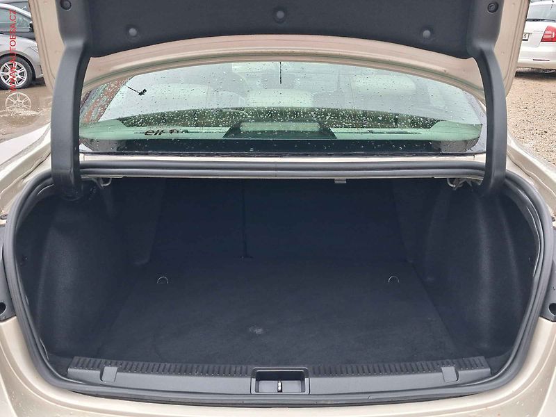 Renault Fluence (2010) 1.6 i, ČR, autoAC, temp. - fotka 7 z 19