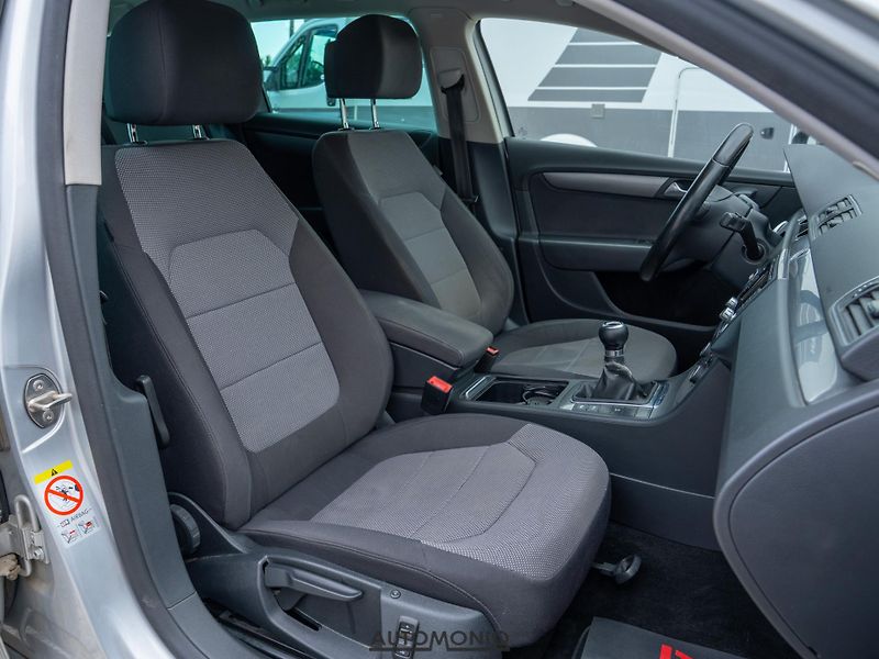Volkswagen Passat Variant (2012) 1.6 TDI Servis, Výhrev s. - fotka 10 z 20