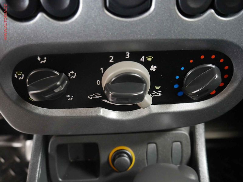 Dacia Duster (2011) 1.6i, ČR, STK3/28 - fotka 15 z 17
