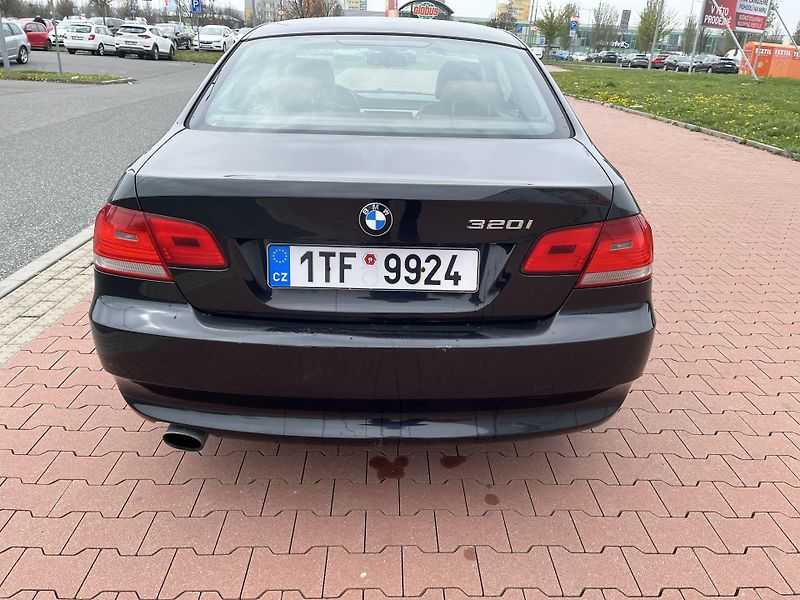 BMW Řada 3 320i Coupe - fotka 6 z 23