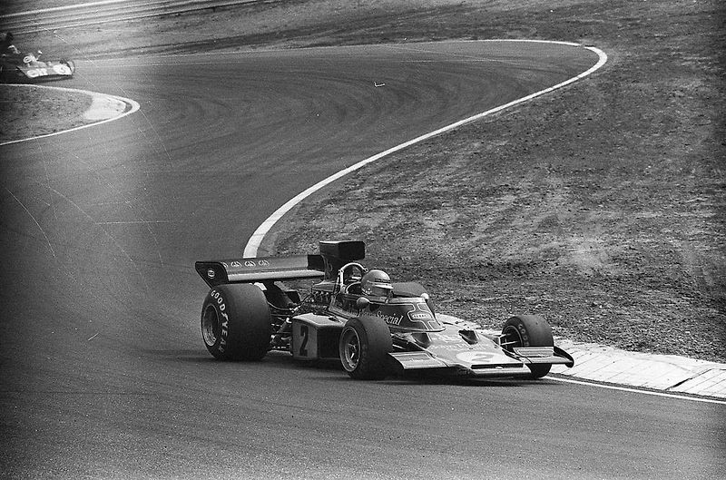 Emerson Fittipaldi v kokpitu Lotusu 72 s šéfem týmu Coline Chapmanem.