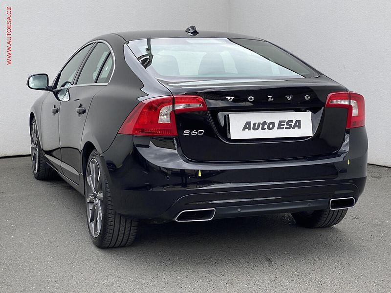 Volvo S60 (2013) 2.4 D5, Summum, bixen - fotka 6 z 19
