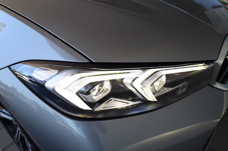 BMW Řada 3 330i xDrive Touring - fotka 20 z 22