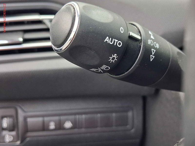 Peugeot 308 (2019) 1.5 HDi, Active, navi, kamera - fotka 16 z 19