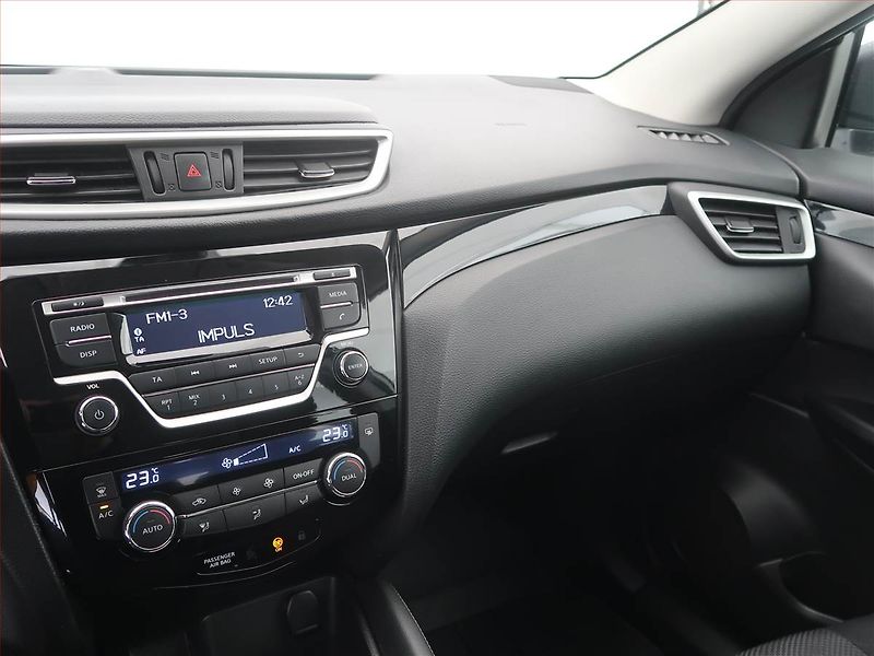 Nissan Qashqai (2015) Acenta 1.2 DIG-T, ČR,1.maj - fotka 12 z 17