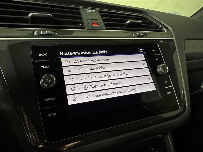 Volkswagen Tiguan 2,0 TDi  DSG R-Line IQ Light K - fotka 23 z 46