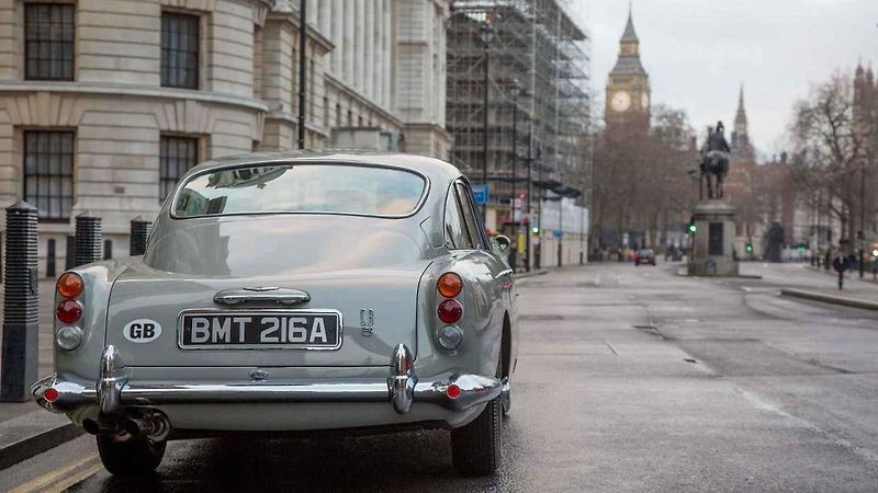 Aston Martin spustil výrobu bondovské DB5. Bude mít i některé filmové vychytávky