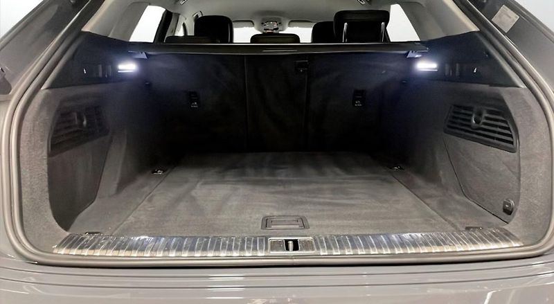Audi Q8 e-tron 50 Q Kamera Ambient Vzduch LED - fotka 13 z 14