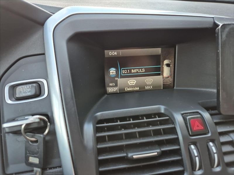 Volvo XC60 2,0 D4 FWD - fotka 16 z 18