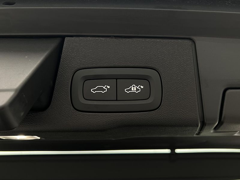 Volvo XC60 B5 AWD DARK PLUS CZ - fotka 42 z 44