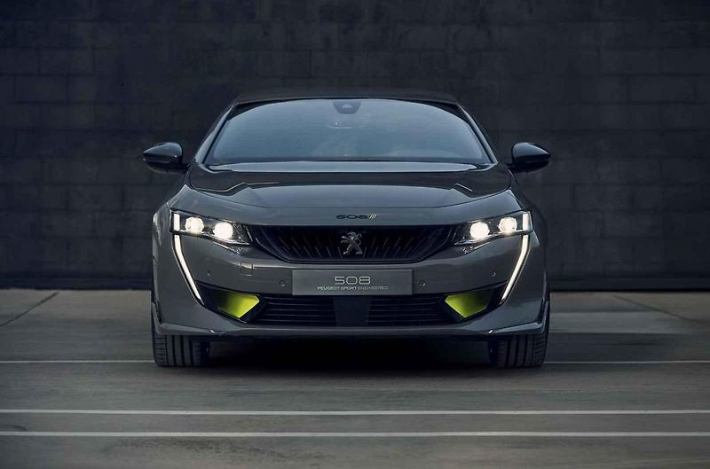 Peugeot 208 při premiéře v Ženevě ukázal naráz běžnou i elektrickou verzi