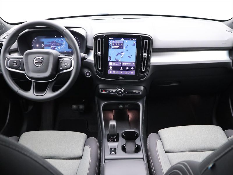 Volvo XC40 2.0 B3 120kW Core DCT CZ DPH - fotka 27 z 35