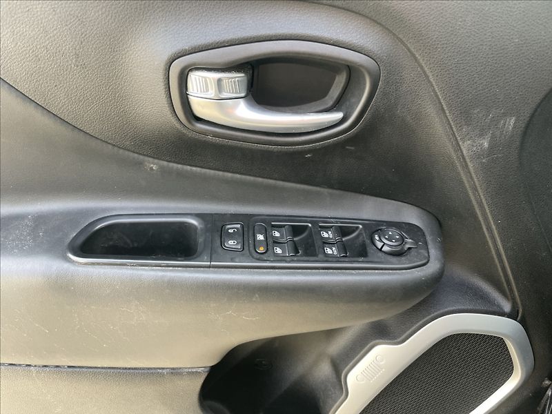 Jeep Renegade 2,0 CRD 103kw 4x4 LIMITED odp. - fotka 22 z 32