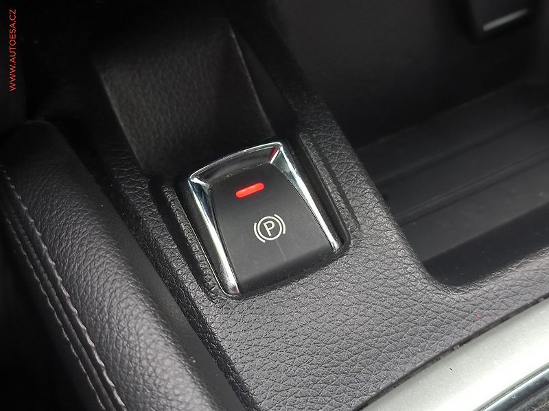 Nissan Qashqai (2015) 1.6 DiG-T, ČR, Acenta, navi - fotka 15 z 19