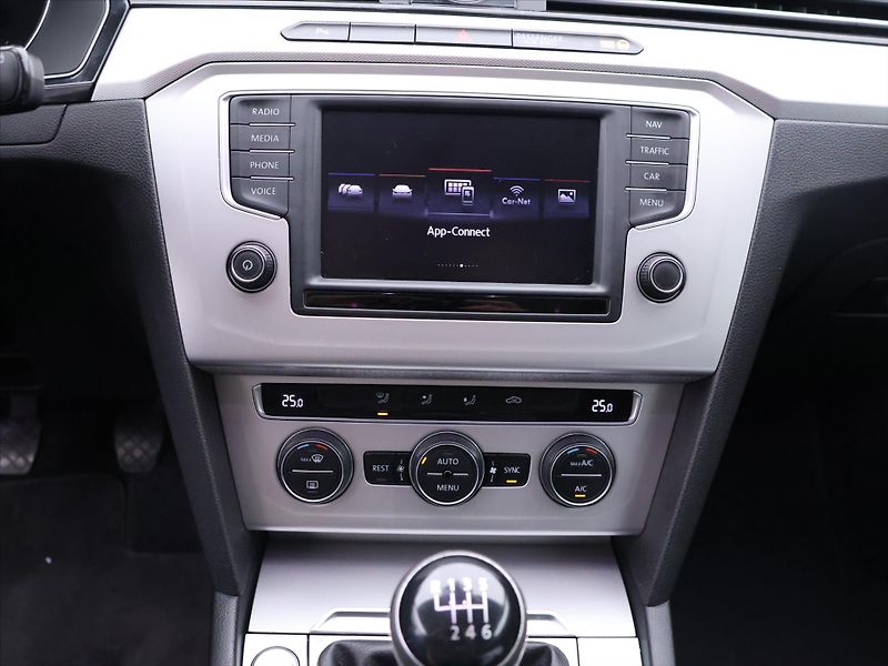Volkswagen Passat 1,6 TDI Comfortline LED - fotka 18 z 32