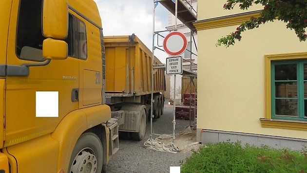 Řidiče kamionu zavedla navigace mezi dva domy ve Vlachově Březí., zdroj: Policie Jihočeského kraje