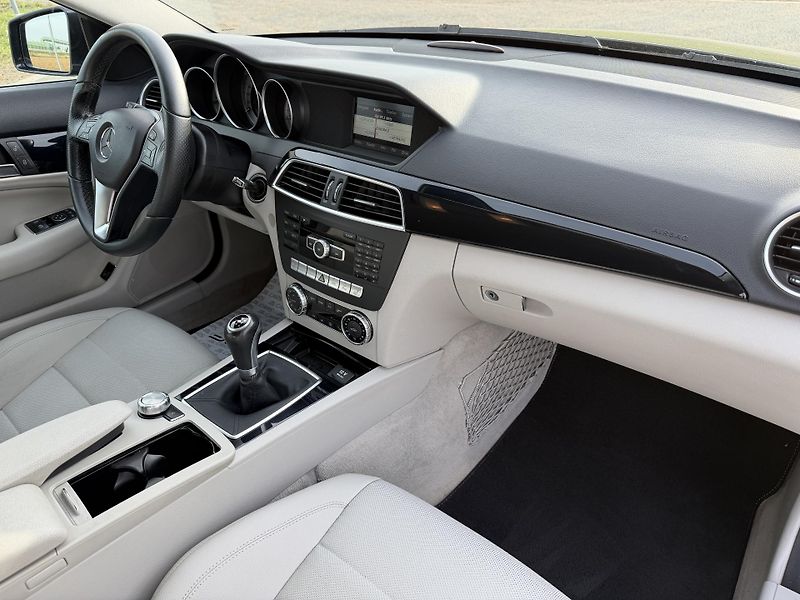 Mercedes-Benz Třídy C 180 CGI NAVI MANUAL SERVISKA - fotka 35 z 48