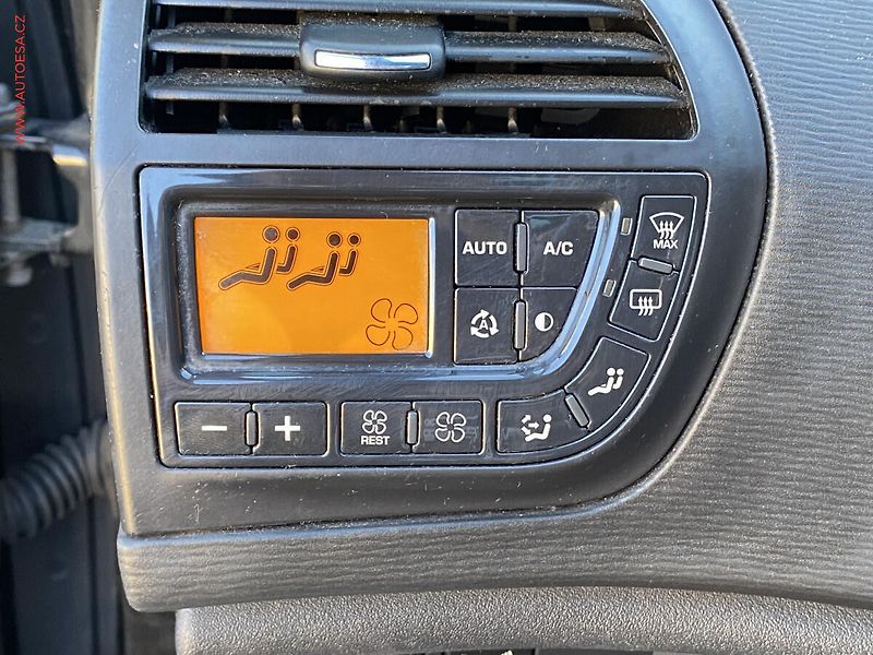 Citroën C4 Picasso (2008) 2.0i, AT, xenon, autoAC - fotka 15 z 19