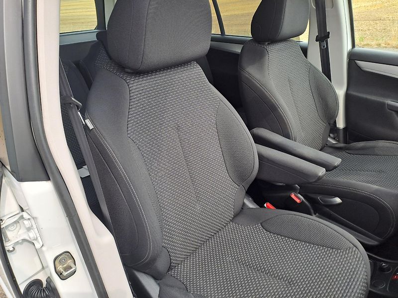 Citroën Grand C4 Picasso (2011) 1.6 HDi 7 MÍST - fotka 15 z 31