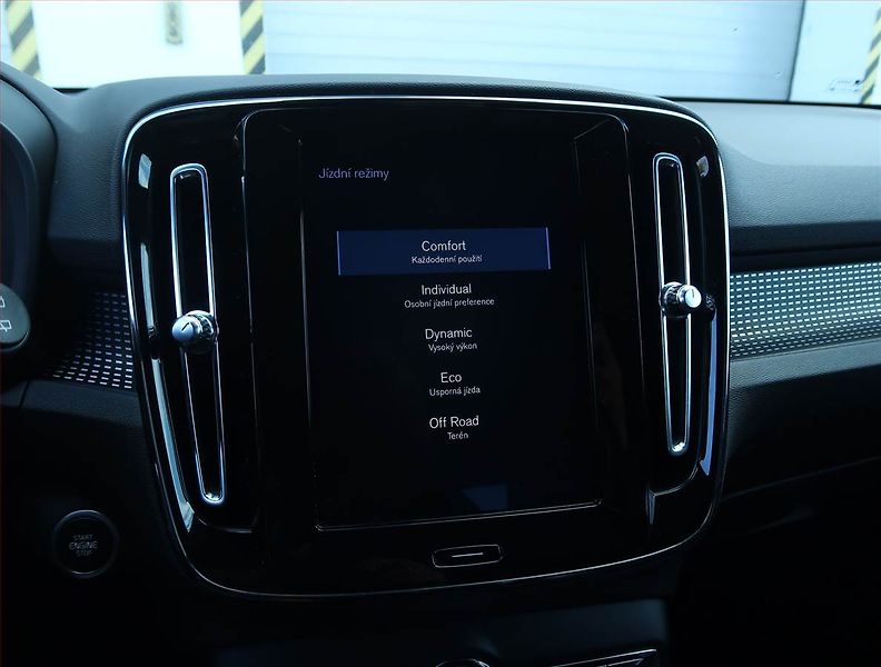 Volvo XC40 (2019) R-Design D4 AWD - fotka 23 z 27