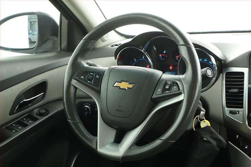 Chevrolet Cruze (2010) 2.0 VCDi, ČR,1.maj - fotka 8 z 15