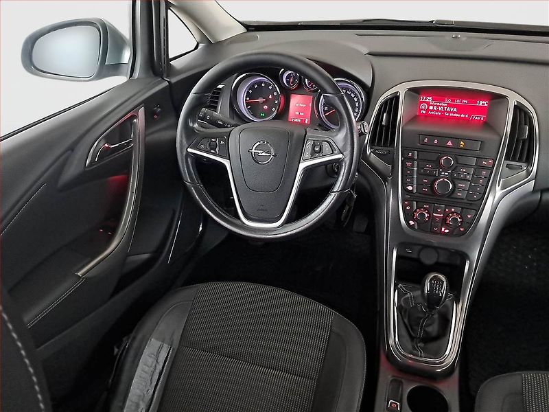 Opel Astra (2011) Cosmo 1.4 T, ČR,1.maj - fotka 7 z 14
