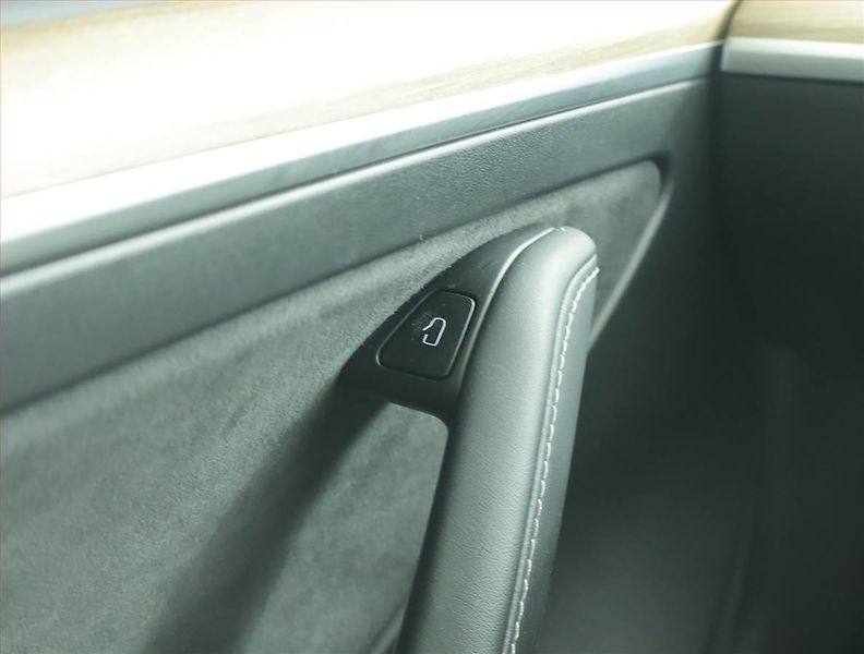 Tesla Model 3 (2021) Long Range 4WD 79kWh, SoH 91% - fotka 17 z 22