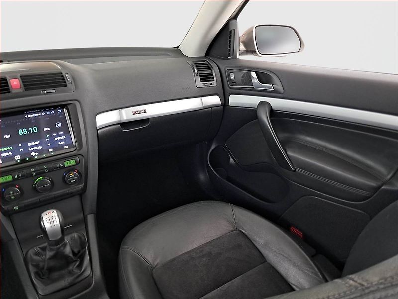 Škoda Octavia (2007) Scout 2.0, 4X4, Navi, Xenony - fotka 8 z 20